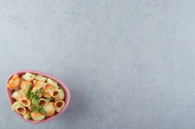 Pembe kasede soslu deniz kabuğu makarnası. Yüksek kalite fotoğraf