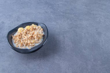 Mavi arka planda bir kase lezzetli müsli. Yüksek kalite fotoğraf