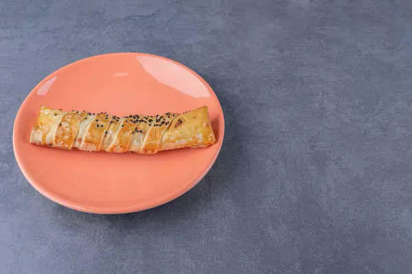 Mermer arka planda, tabakta susamlı köfte. Yüksek kalite fotoğraf