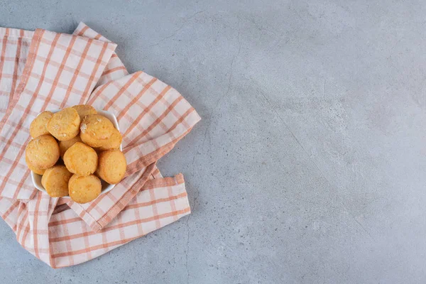 Beyaz kase, arka planda küçük tatlı kekler. Yüksek kalite fotoğraf