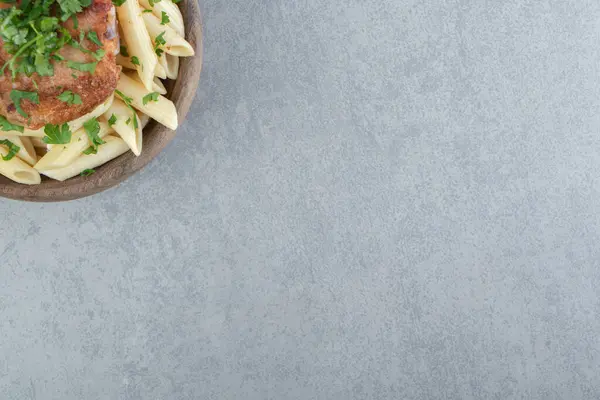 Tahta kasede kızarmış tavuklu makarna. Yüksek kalite fotoğraf