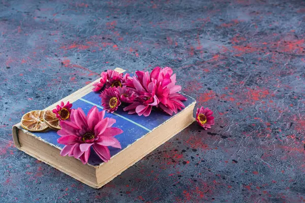 Stara Książka Suszoną Cytryną Plasterkach Purpurowymi Kwiatami Wysokiej Jakości Zdjęcie — Zdjęcie stockowe