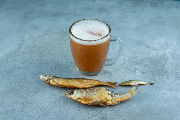 Een Glas Bier Van Naast Vissen Blauwe Achtergrond Hoge Kwaliteit — Stockfoto