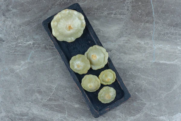 在黑色木板上的泡菜绿饼盘南瓜的近照 高质量的照片 — 图库照片