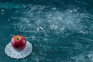 Mermer zemin üzerinde, bardak altlığı üzerinde taze elma. Yüksek kalite fotoğraf