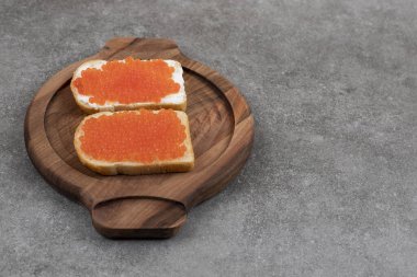 Tahta tahtada kırmızı havyarlı iki lezzetli sandviç. Yüksek kalite fotoğraf