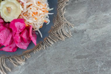 Tahta üzerinde lahana turşusu ve doğranmış lahana manzarası. Yüksek kalite fotoğraf