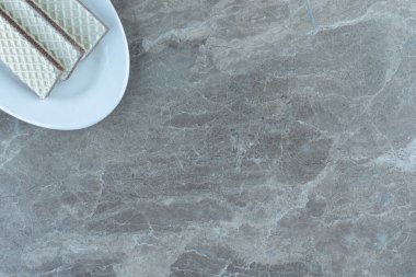 Tabaktaki beyaz gofretlerin geniş açılı fotoğrafı. Yüksek kalite fotoğraf