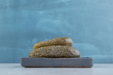 Mermer zemin üzerinde salatalık turşusu yığını. Yüksek kalite fotoğraf