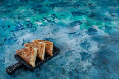 Su böreği tahtada, mermer zeminde. Yüksek kalite fotoğraf