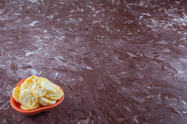 Bir kase lezzetli peynir cipsi, mermer arka planda. Yüksek kalite fotoğraf