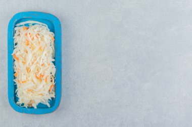 Ev yapımı lahana turşusu. Ahşap bir tabakta, mermer arka planda. Yüksek kalite fotoğraf