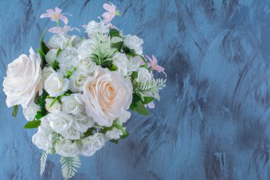 Cam bir vazoda soluk gül çiçekleri. Yüksek kalite fotoğraf