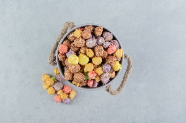 Bir kova dolusu renkli patlamış mısır. Yüksek kalite fotoğraf