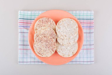 Beyaz masada portakal tabağı dolusu lezzetli pirinç keki. Yüksek kalite fotoğraf