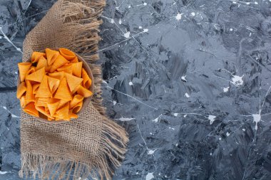 Baharatlı patates koni cipsleri mermer arka planda, dokuda. Yüksek kalite fotoğraf