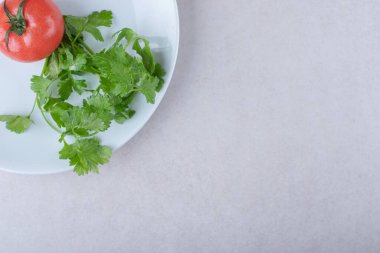 Tam domates, kırmızı biber ve mermer arka planda maydanoz. Yüksek kalite fotoğraf