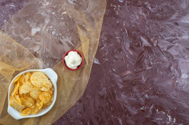 Patates cipsi ve yoğurt mermer arka planda, tülün üzerinde bir tabakta. Yüksek kalite fotoğraf