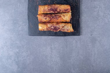 Kesme tahtasında, mermer zeminde, etli gözlemelerin üzerinde Sumac. Yüksek kalite fotoğraf