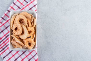 Taştan arka planda sağlıklı kurutulmuş elma halkaları. Yüksek kalite fotoğraf
