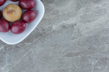 Tabaktaki taze sebzelerin en üst görüntüsü. Erik ve elma turşusu. Yüksek kalite fotoğraf