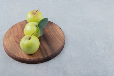 Tahtada üç taze elma. Yüksek kalite fotoğraf