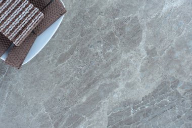 Beyaz tabakta çikolatalı gofretlerin üst görüntüsü. Gri arka planda. Yüksek kalite fotoğraf