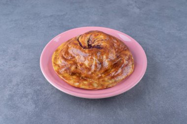 Tabakta tatlı bir turta, mermer arka planda. Yüksek kalite fotoğraf