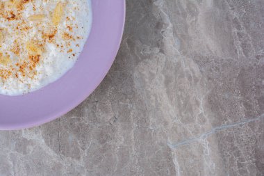 Bir tabak dolusu sağlıklı yulaf lapası ve tarçın tozu. Yüksek kalite fotoğraf