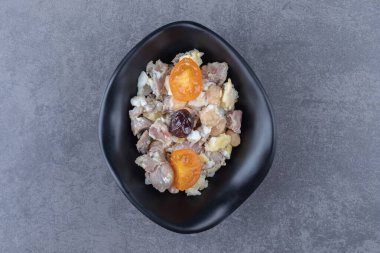 Siyah kasede domatesli et parçaları. Yüksek kalite fotoğraf