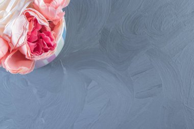 Beyaz arka planda, bir fincanda güzel çiçekler. Yüksek kalite fotoğraf