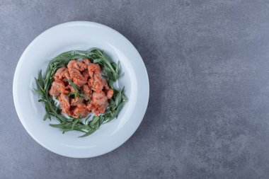 Terbiye edilmiş tavuk parçaları ve beyaz tabakta tarhun otu. Yüksek kalite fotoğraf