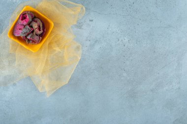 Mavi arka planda bir kase mayalanmış patlıcan. Yüksek kalite fotoğraf