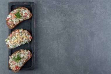 Taze salata ve mermer kaplama tost ekmeği. Yüksek kalite fotoğraf