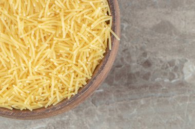 Ahşap kasede pişmemiş vermicelli yığını. Yüksek kalite fotoğraf