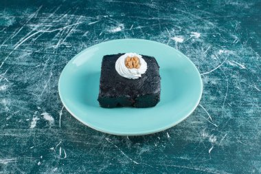 Mavi tabakta bir parça kek. Yüksek kalite fotoğraf