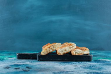 Su böreği tahtada, mermer zeminde. Yüksek kalite fotoğraf