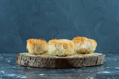 Mavi arka planda Türk tatlı kadayif 'i. Yüksek kalite fotoğraf