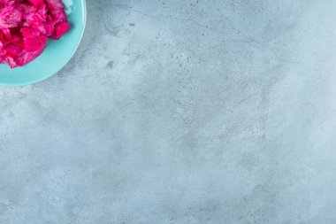 Kırmızı mayalanmış lahana turşusu tabakta, mavi arka planda. Yüksek kalite fotoğraf