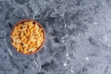 Kil kasede ekmek kırıntıları, mermer arka planda. Yüksek kalite fotoğraf