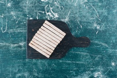 Lezzetli gofretler siyah kesme tahtasının üzerinde. Yüksek kalite fotoğraf