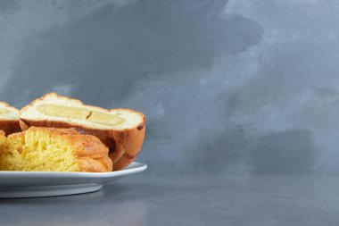 Beyaz tabakta iki çeşit dilimlenmiş hamur işi. Yüksek kalite fotoğraf