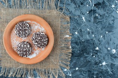 Kil tabakta çikolatalı kurabiye, dokuda, mavi arkaplanda. Yüksek kalite fotoğraf