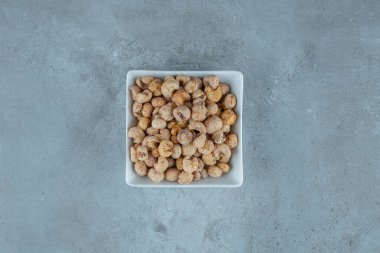 Misket arka planında müsli olan bal mısır halkası. Yüksek kalite fotoğraf