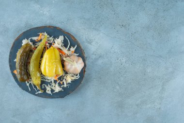 Tahtada mayalanmış sebze, mermer arka planda. Yüksek kalite fotoğraf