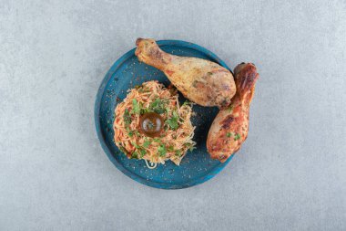 Lezzetli spagetti ve kızarmış tavuk mavi tabakta. Yüksek kalite fotoğraf