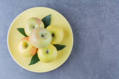 Tabakta bir yığın elma, mermer arka planda. Yüksek kalite fotoğraf