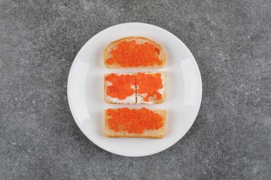 Beyaz ekmek dilimleri üzerinde kırmızı havyarın üst görüntüsü. Yüksek kalite fotoğraf