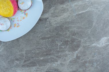 Beyaz tabakta ev yapımı taze kurabiyelerin üst görüntüsü. Yüksek kalite fotoğraf