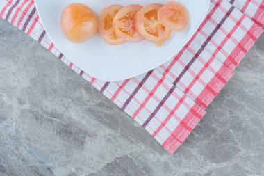 Beyaz tabakta taze organik olgunlaşmamış domates dilimleri. Yüksek kalite fotoğraf